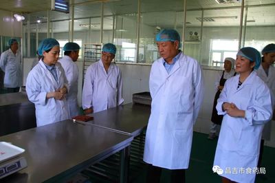 自治區食藥監局副局長王忠明來昌檢查調研節前市場供應食品安全工作