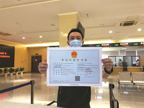 龍泉市飯小樣餐飲管理成功領到了我市首張集體用餐配送單位食品經營許可證